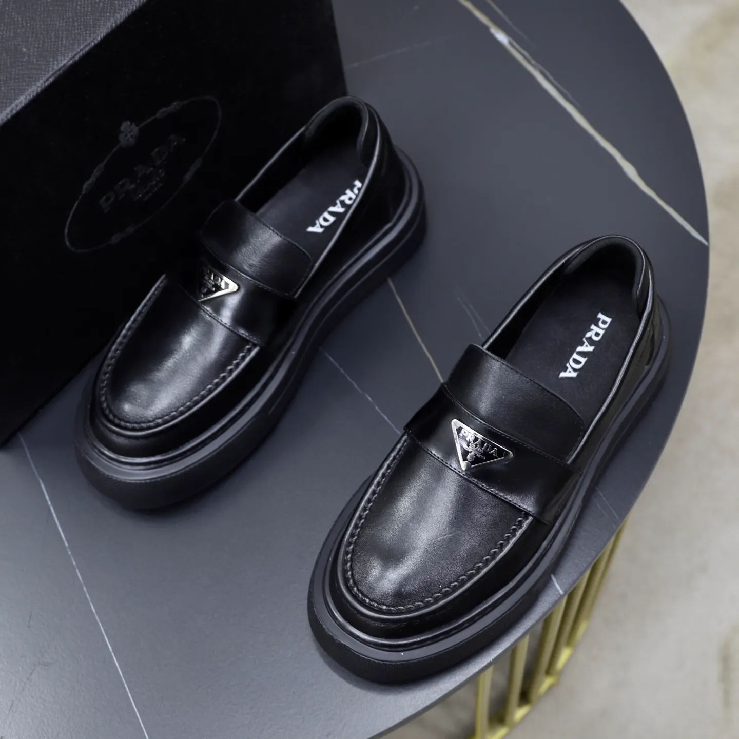 Ex-factory price: 500💰🙅‍♂️🙅‍♂️🙅‍♂️ Brand: PRADA Standard code: Men's code 38-44 (45 can be customized) Grade: Same style as the official website Original order quality Material: Original cowhide surface Comfortable lining Original outsole Style category: Men's fashionable casual leather shoes Distinguished big-name luxury elements Top luxury Color: Color of the actual picture